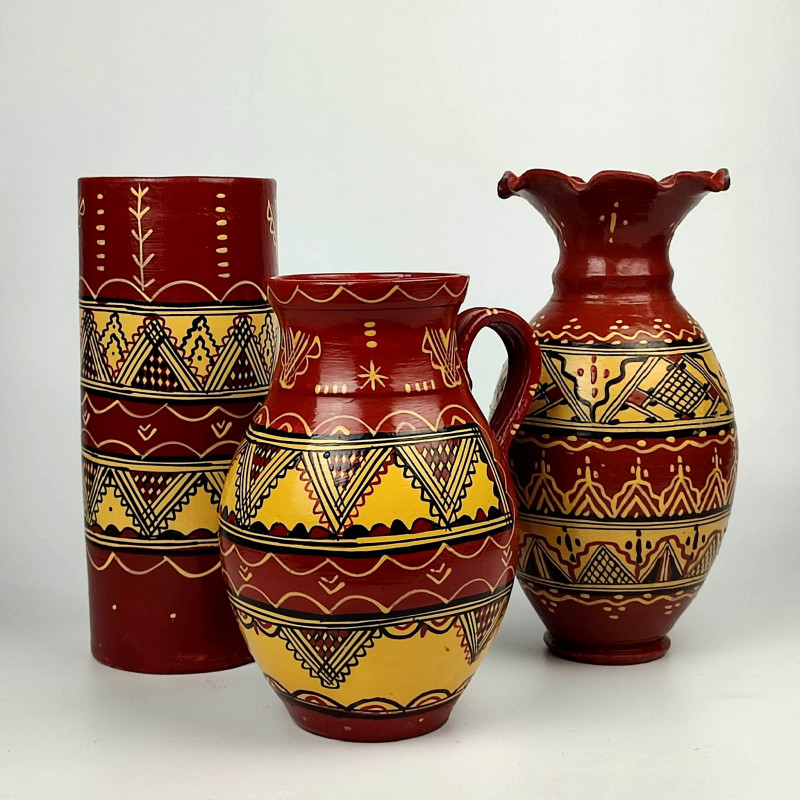 Ensemble de trois poteries décorations mains motifs berbères