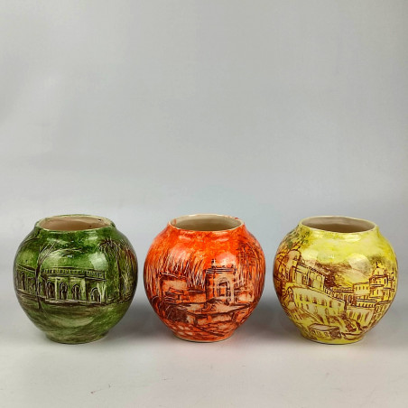 Choix entre trois vases en céramiques